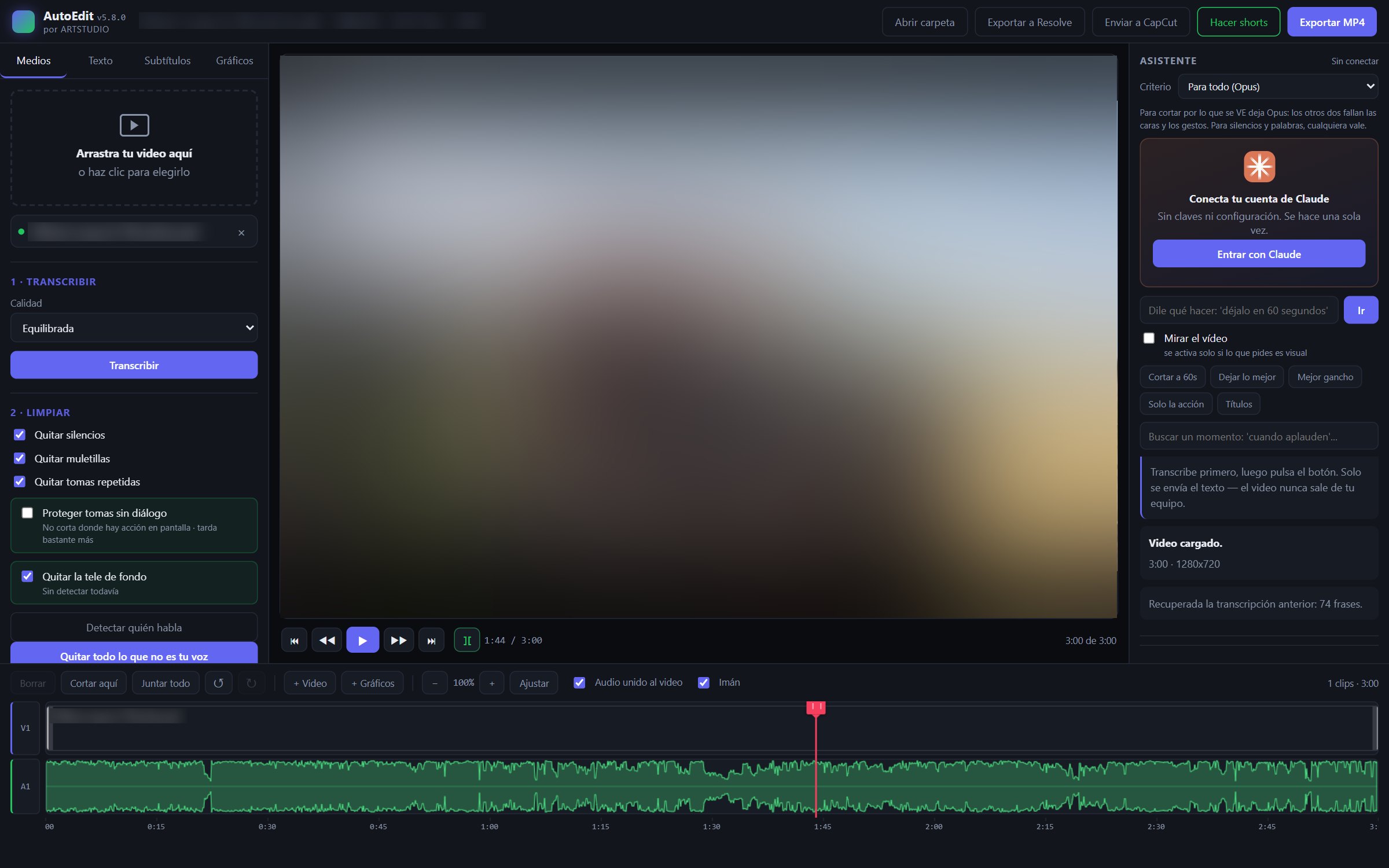Pantalla de AutoEdit: medios a la izquierda, visor al centro, asistente a la derecha y línea de tiempo abajo